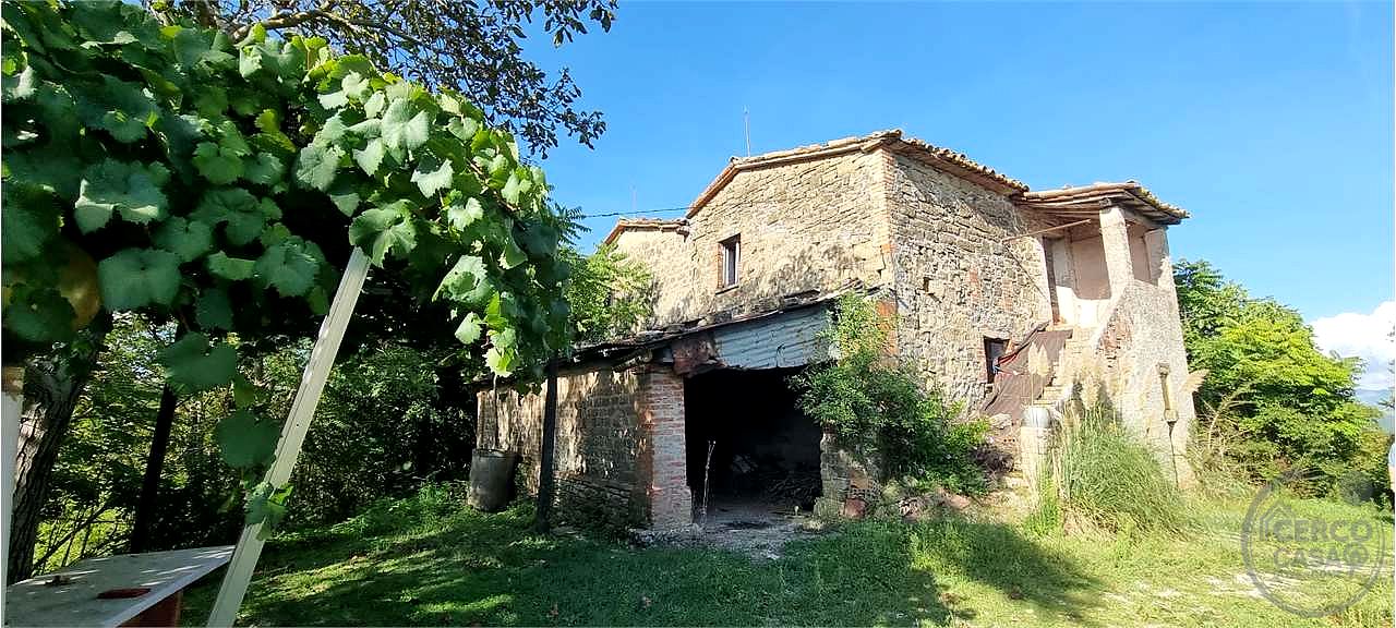 Gubbio casale con 18 ettari di terreno