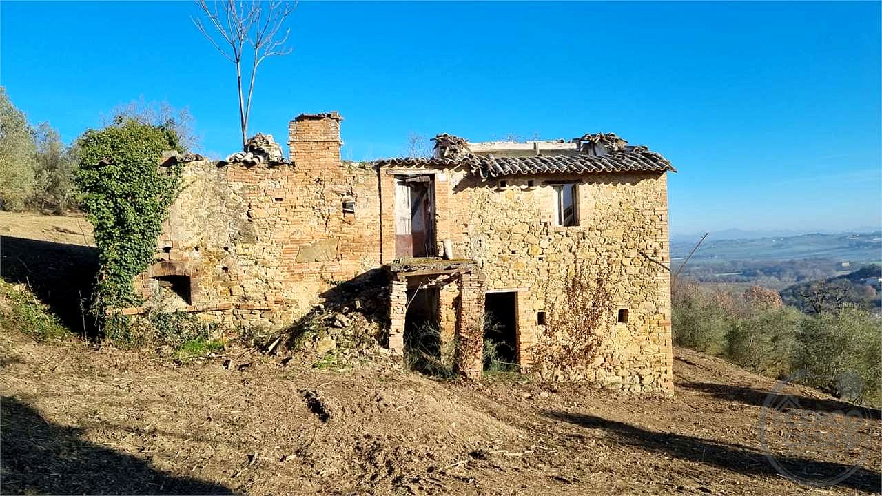Casale con 1,5 ettari di terreno e uliveto Marsciano / Compignano