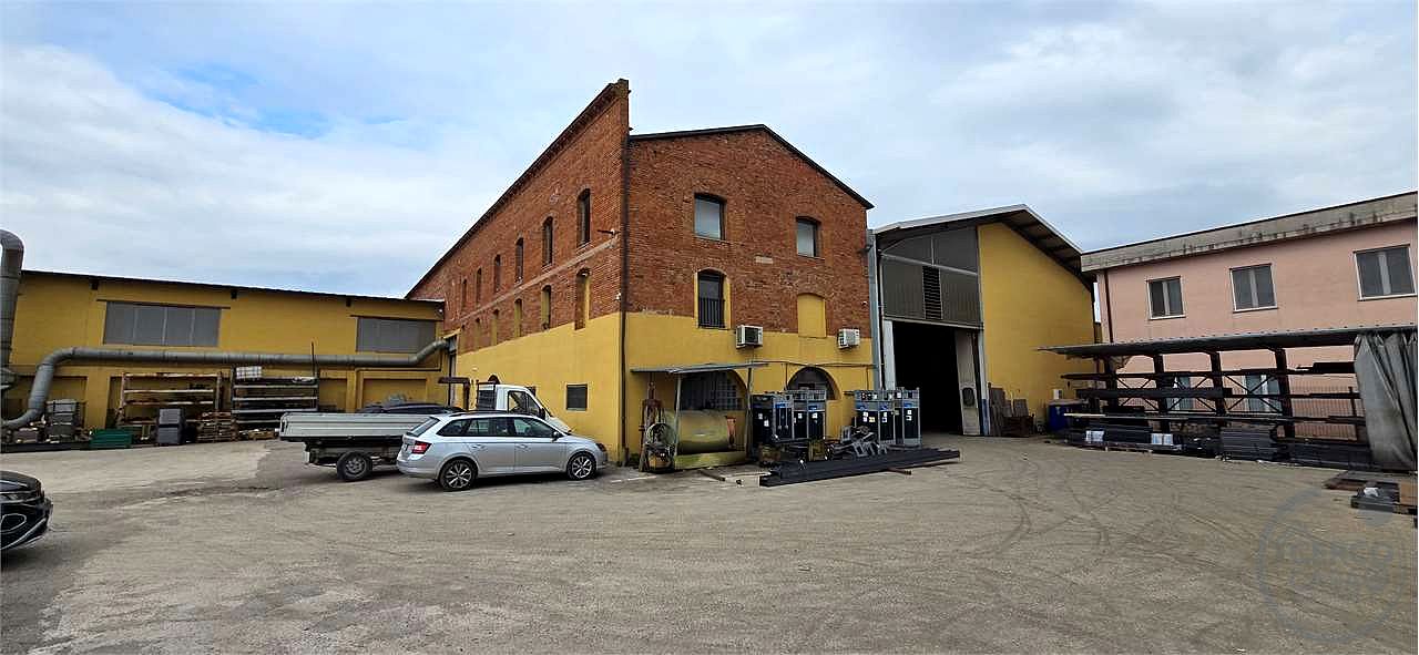 Affittasi capannone 1000 mq più uffici Villa Pitignano (PG)