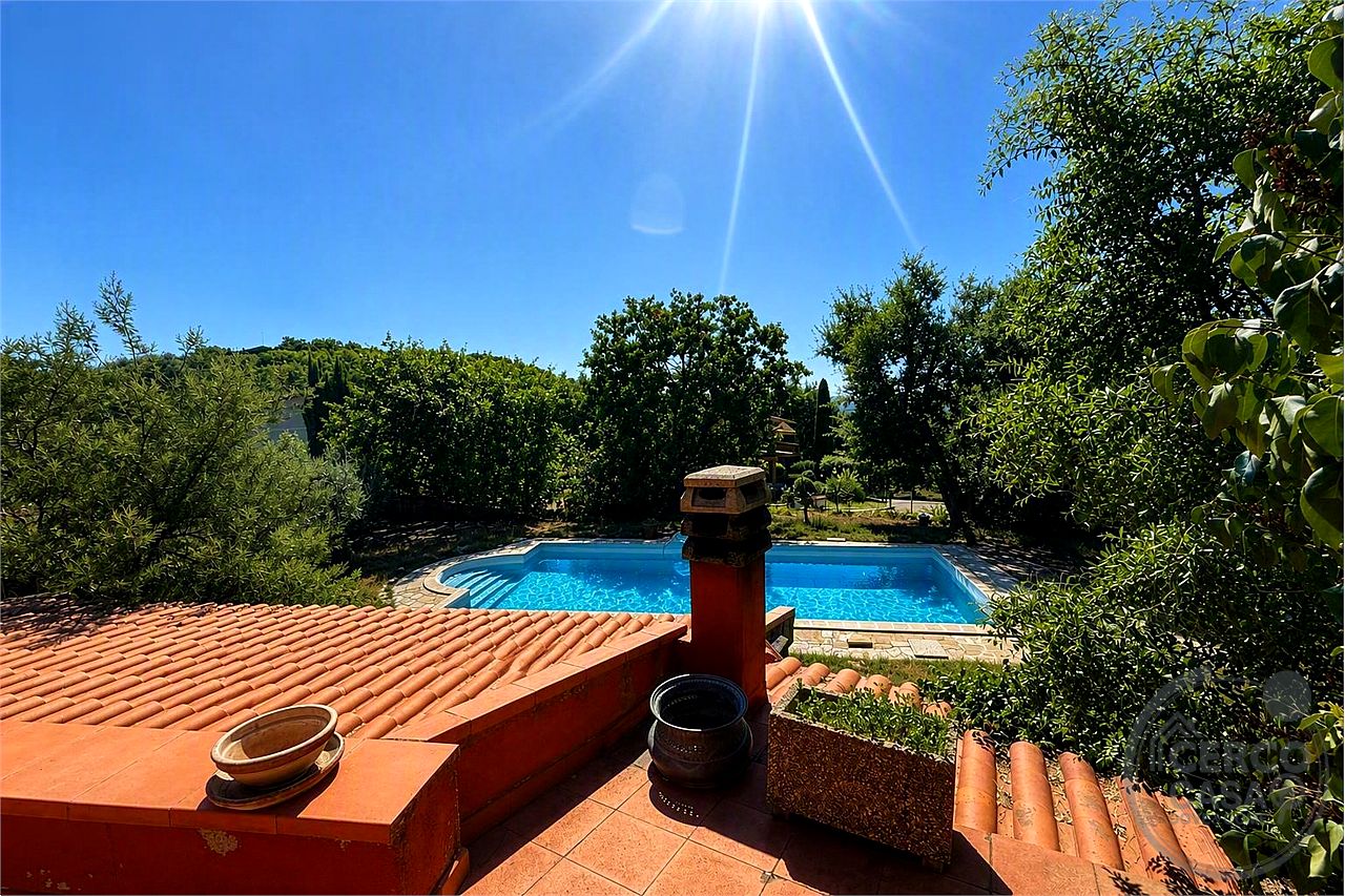 Elegante villa contemporanea con piscina, giardino riservato e dependance indipendente