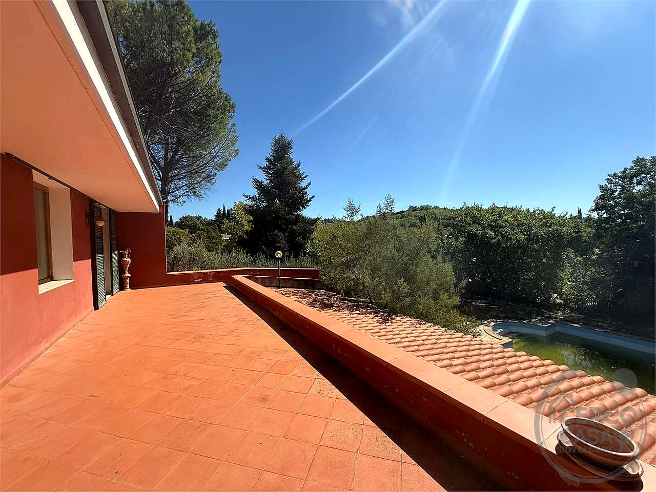 Elegante villa contemporanea con piscina, giardino riservato e dependance indipendente