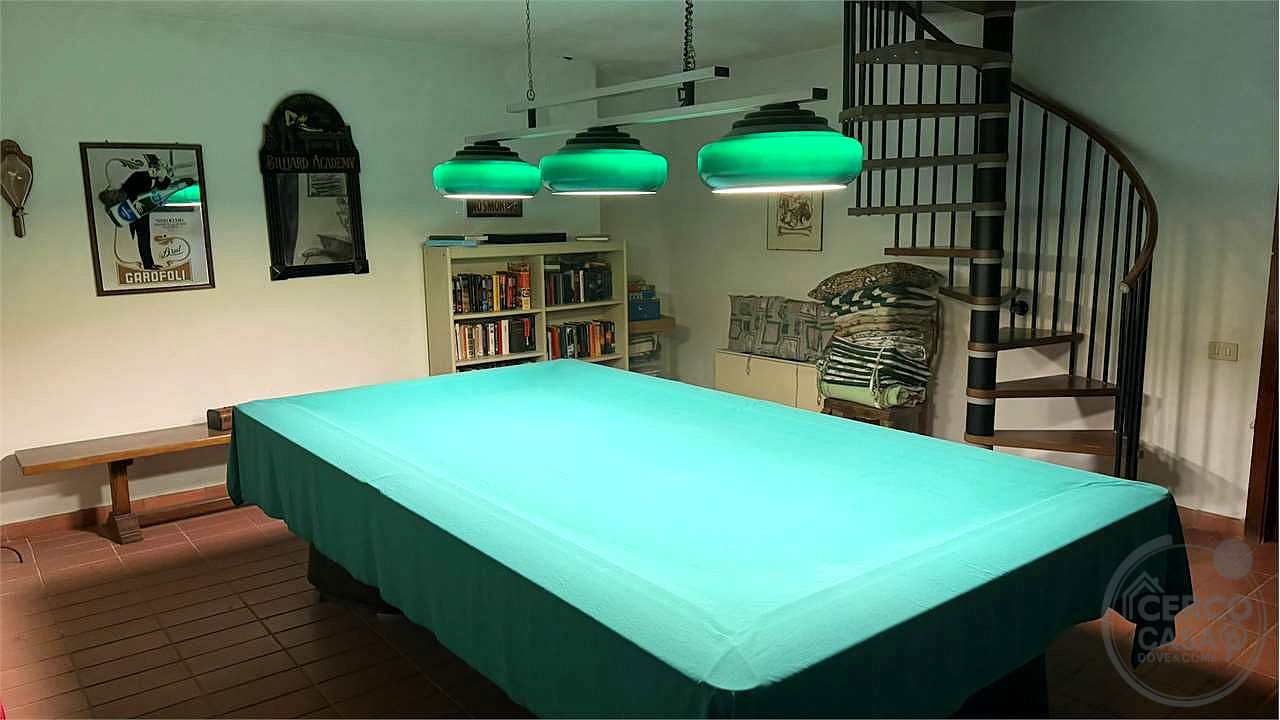 Elegante villa contemporanea con piscina, giardino riservato e dependance indipendente