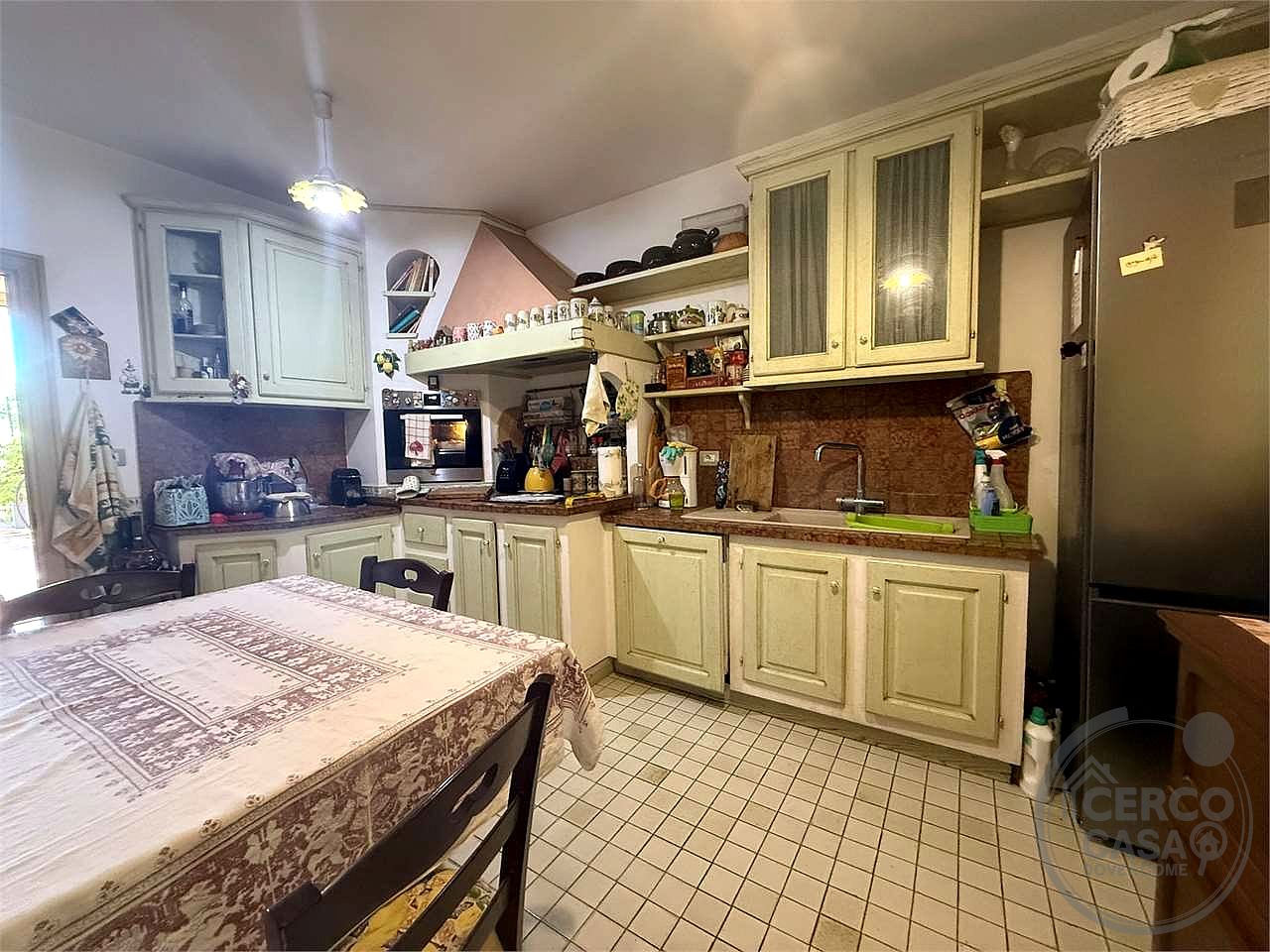 Elegante villa contemporanea con piscina, giardino riservato e dependance indipendente