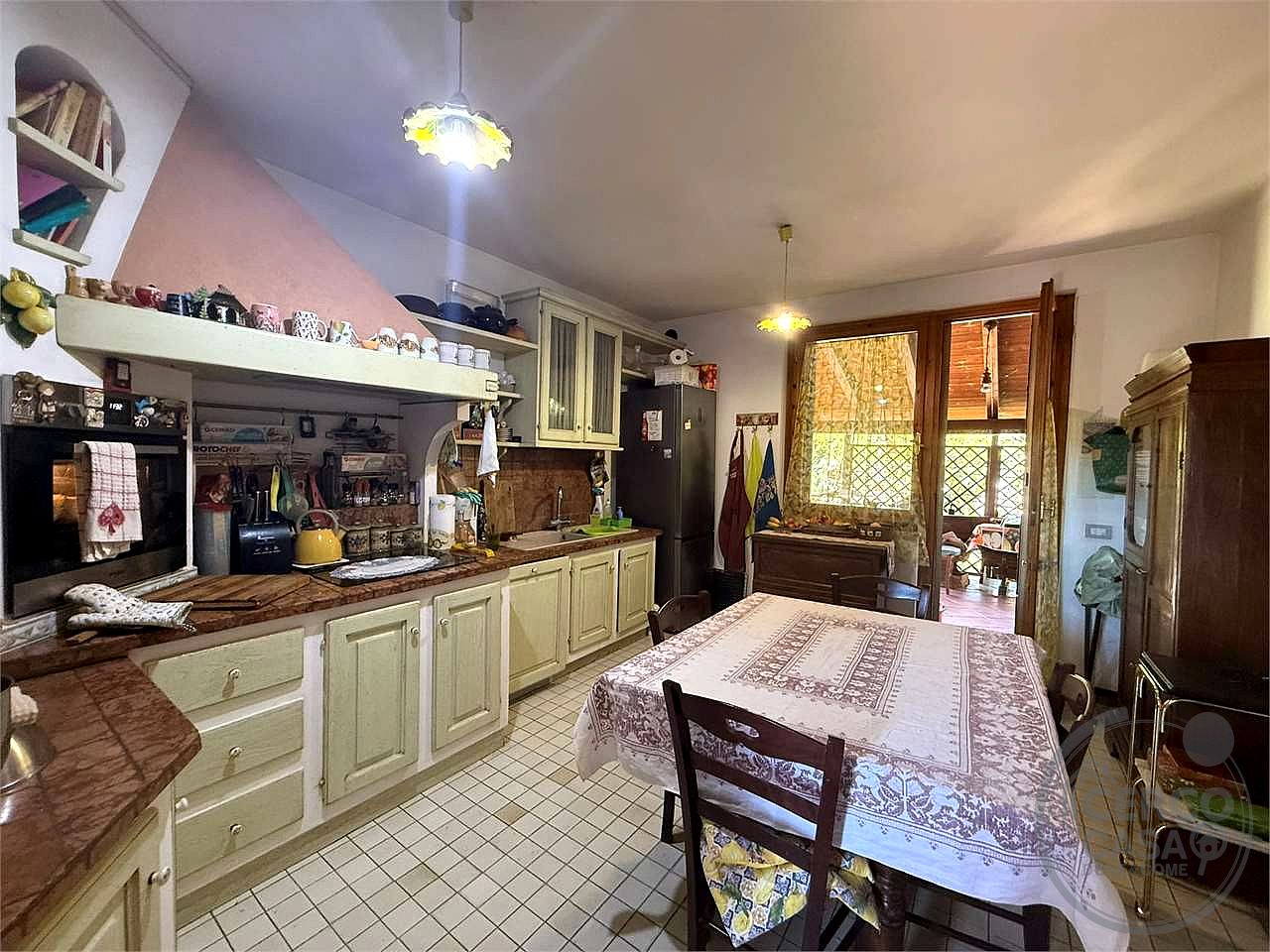 Elegante villa contemporanea con piscina, giardino riservato e dependance indipendente