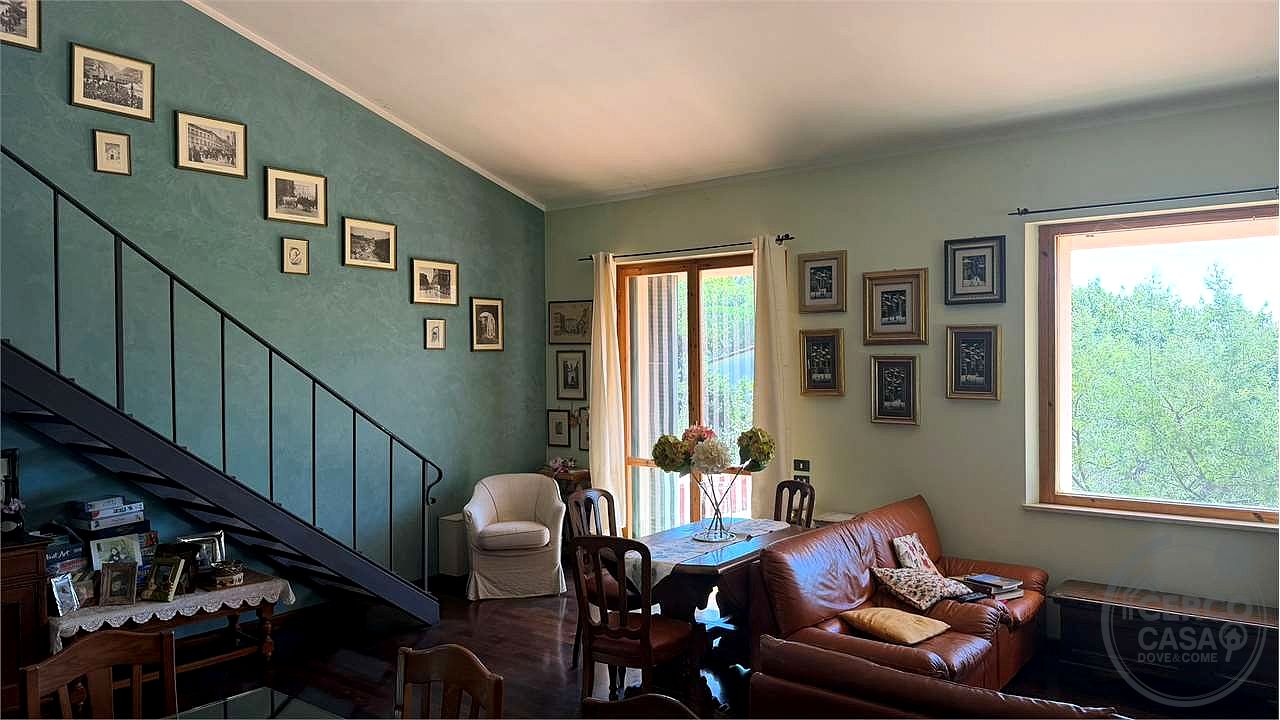 Elegante villa contemporanea con piscina, giardino riservato e dependance indipendente