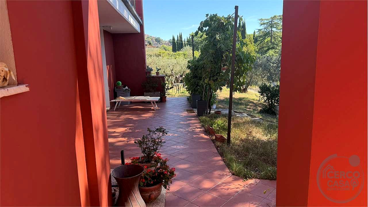 Elegante villa contemporanea con piscina, giardino riservato e dependance indipendente