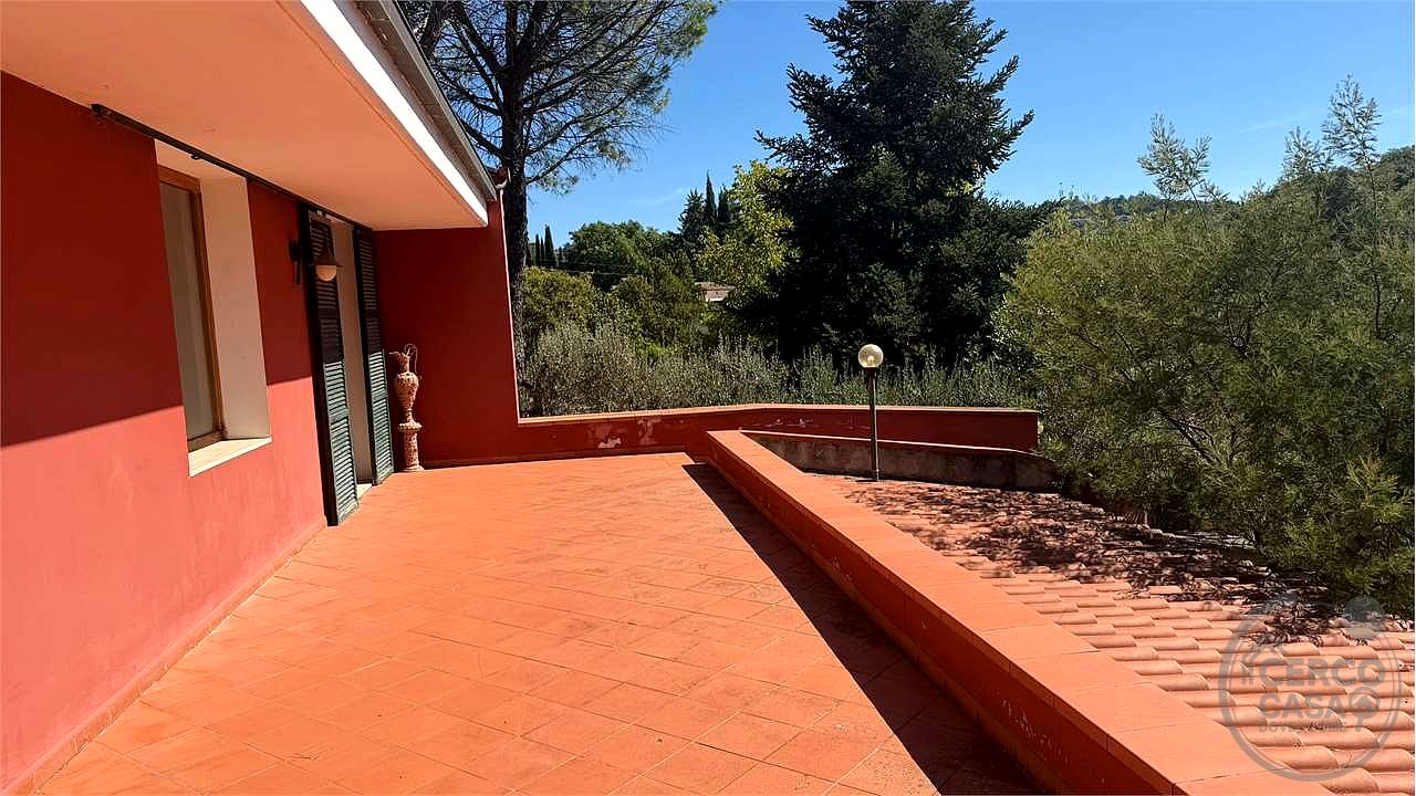 Elegante villa contemporanea con piscina, giardino riservato e dependance indipendente