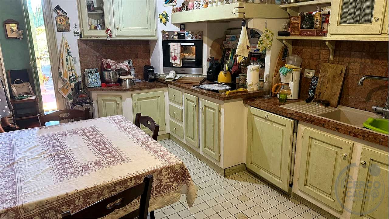 Elegante villa contemporanea con piscina, giardino riservato e dependance indipendente