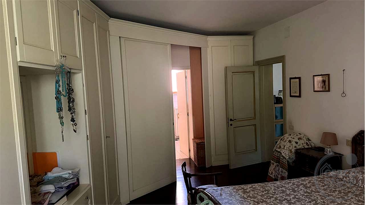 Elegante villa contemporanea con piscina, giardino riservato e dependance indipendente