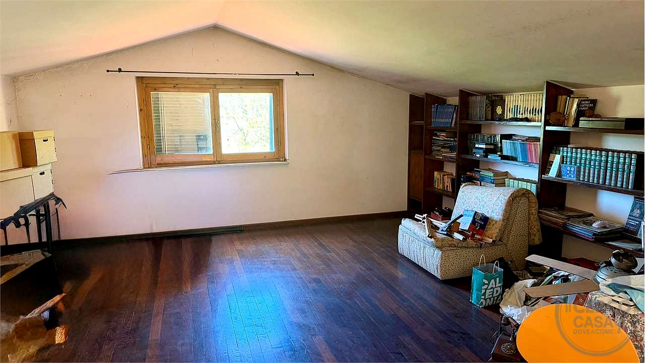 Elegante villa contemporanea con piscina, giardino riservato e dependance indipendente