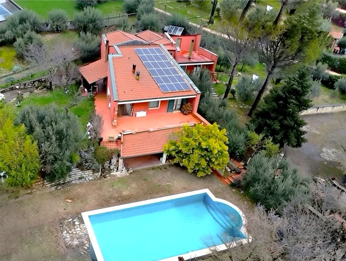 Elegante villa contemporanea con piscina, giardino riservato e dependance indipendente