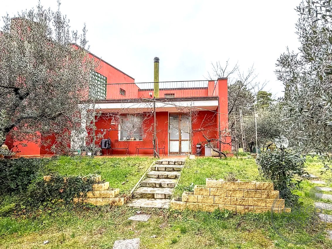 Elegante villa contemporanea con piscina, giardino riservato e dependance indipendente