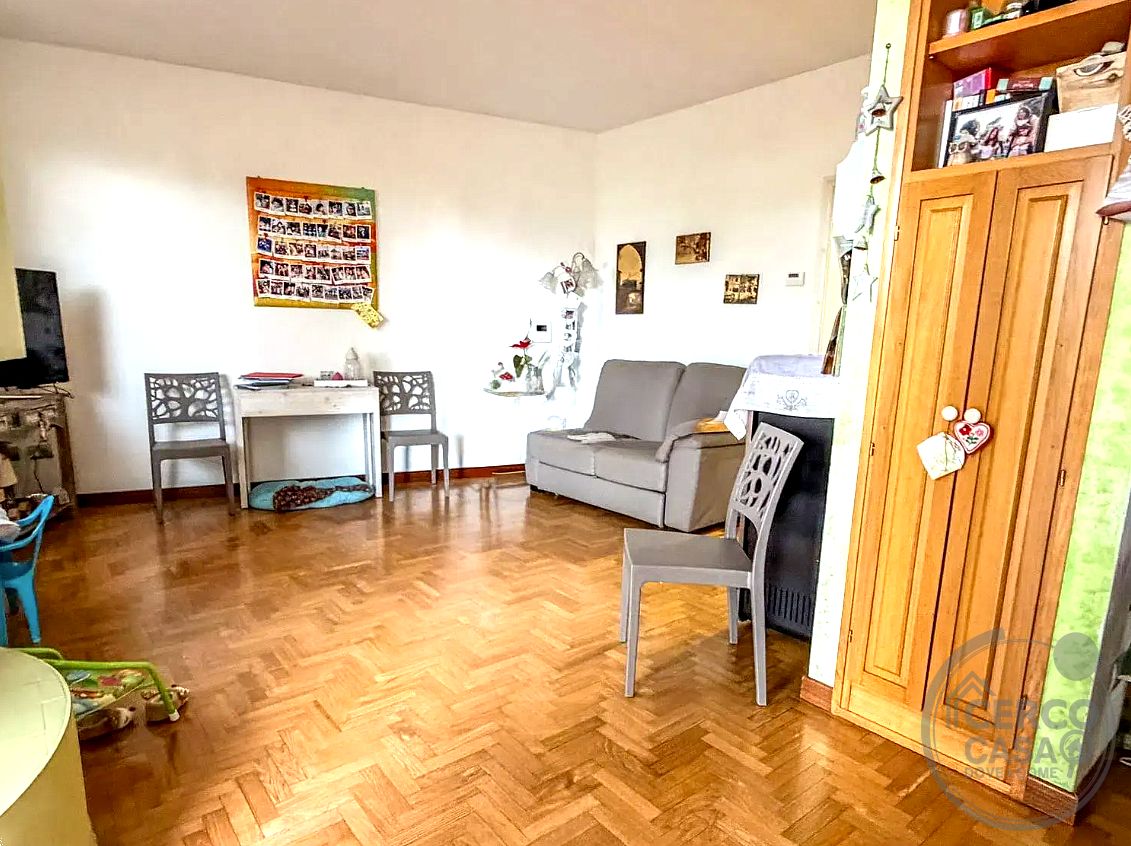 Elegante villa contemporanea con piscina, giardino riservato e dependance indipendente