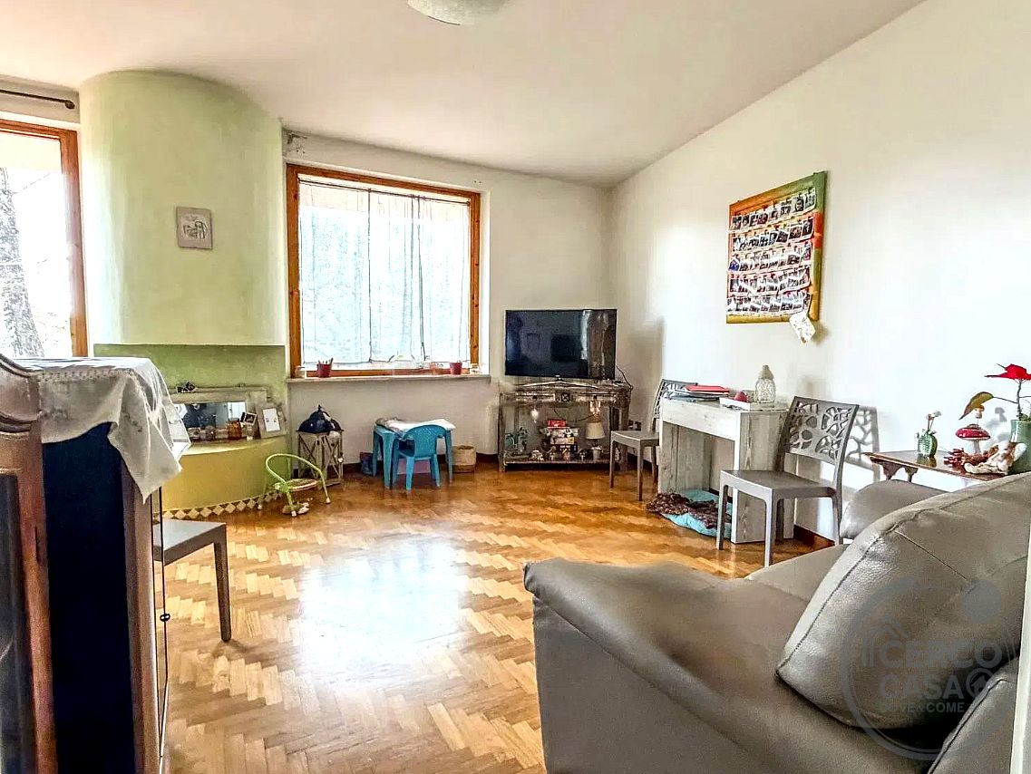 Elegante villa contemporanea con piscina, giardino riservato e dependance indipendente