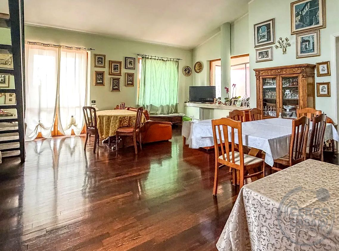 Elegante villa contemporanea con piscina, giardino riservato e dependance indipendente