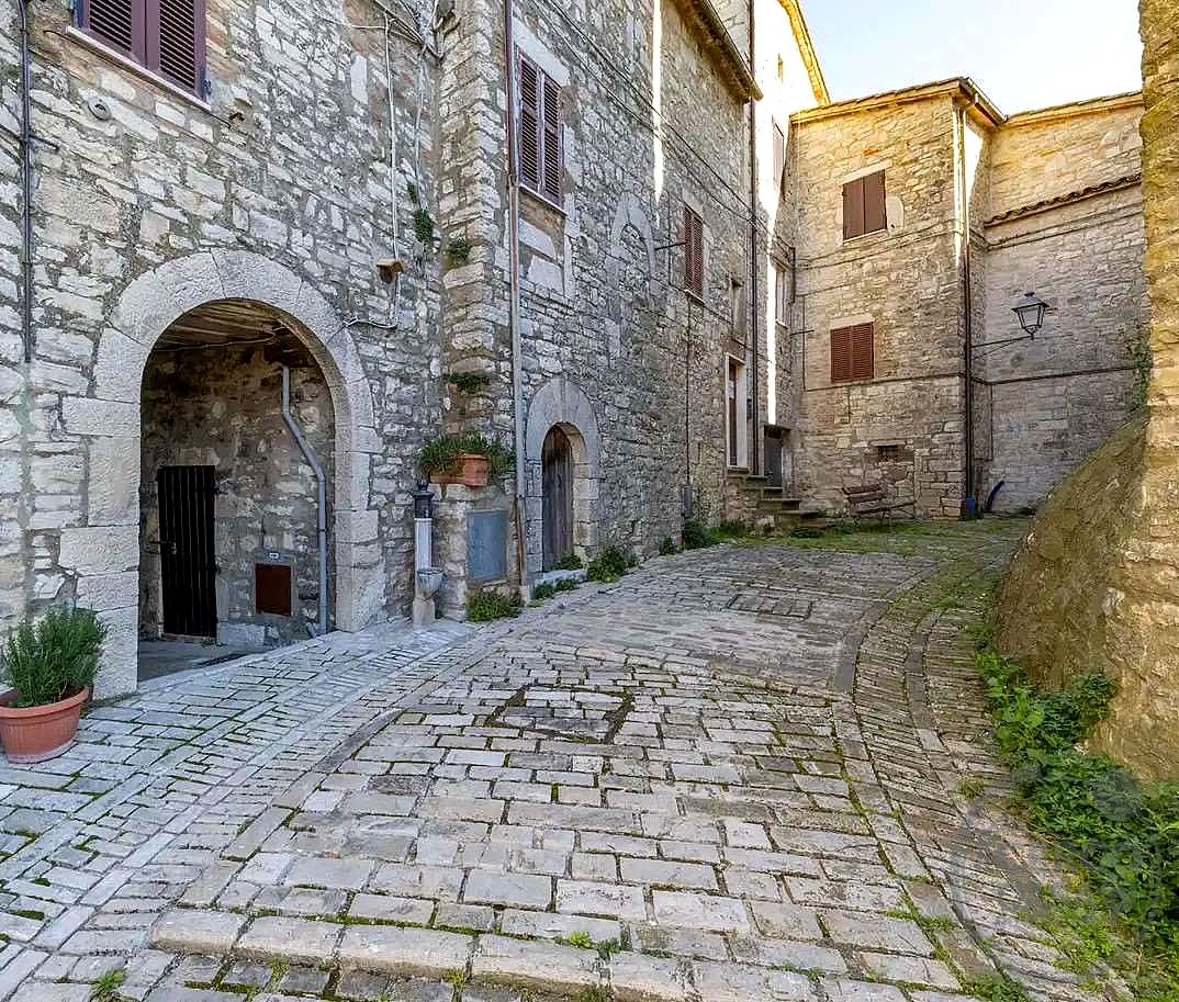 Todi, Castello Izzalini: vendesi trilocale n. 14 Secondo Piano