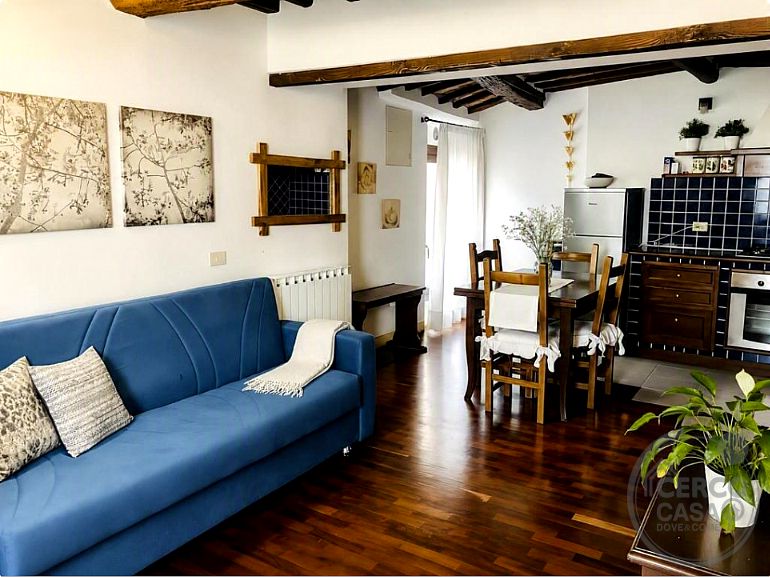 Piazza IV Novembre e Arco Etrusco-A pochi passi Centralissimo
