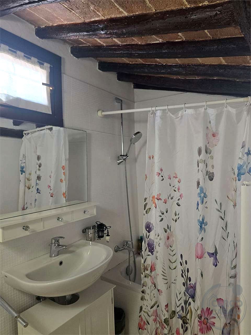 Piazza IV Novembre e Arco Etrusco-A pochi passi Centralissimo