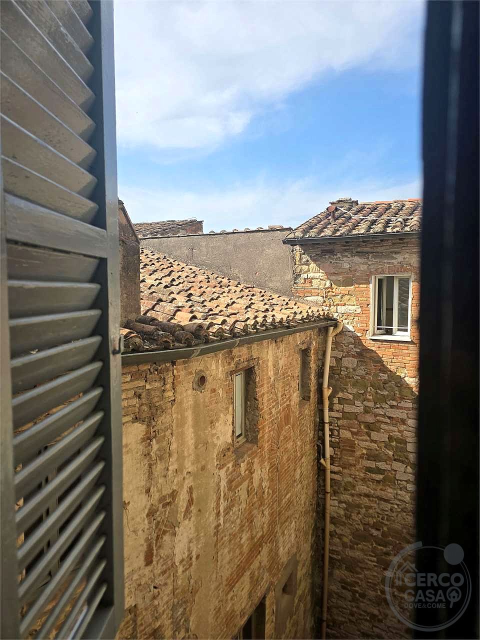Piazza IV Novembre e Arco Etrusco-A pochi passi Centralissimo