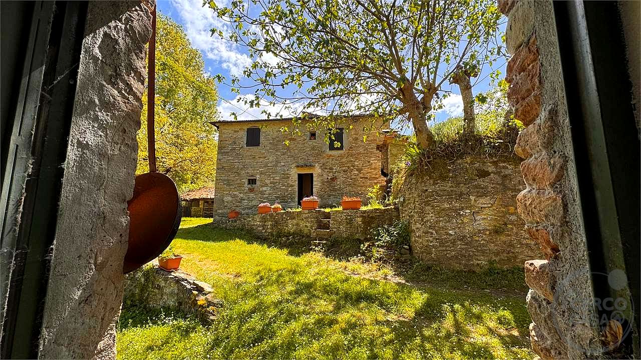 Antico Mulino circondato da torrente con 27 ettari di terreno