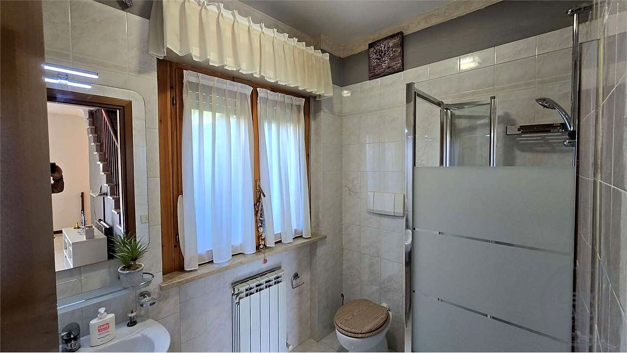 VILLETTA A SCHIERA CON TAVERNA, MANSARDA, GIARDINO E TERRAZZO – LACUGNANO, PERUGIA