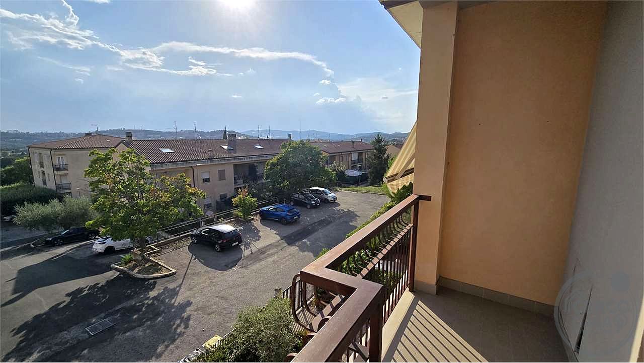 VILLETTA A SCHIERA CON TAVERNA, MANSARDA, GIARDINO E TERRAZZO – LACUGNANO, PERUGIA