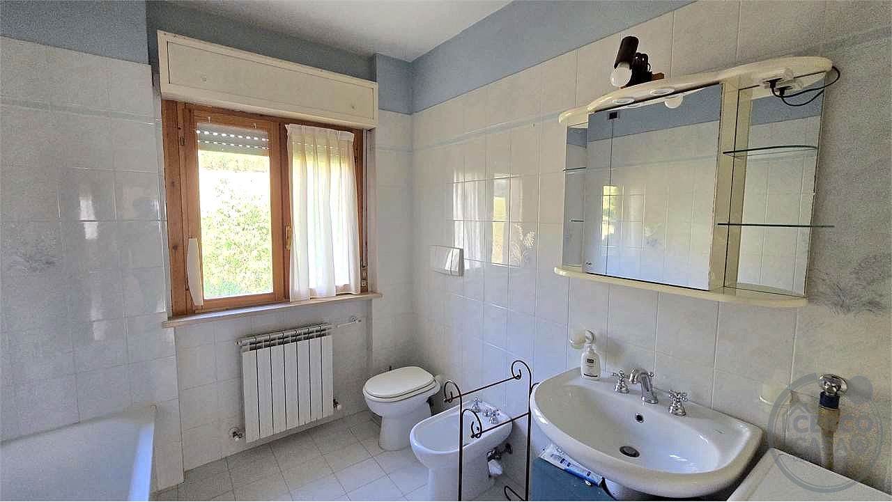 VILLETTA A SCHIERA CON TAVERNA, MANSARDA, GIARDINO E TERRAZZO – LACUGNANO, PERUGIA