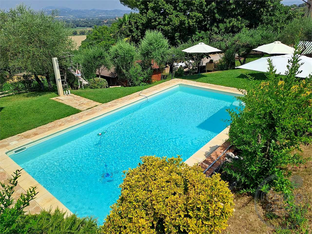 Elegante porzione di villa bifamiliare con piscina, uliveto e vista panoramica