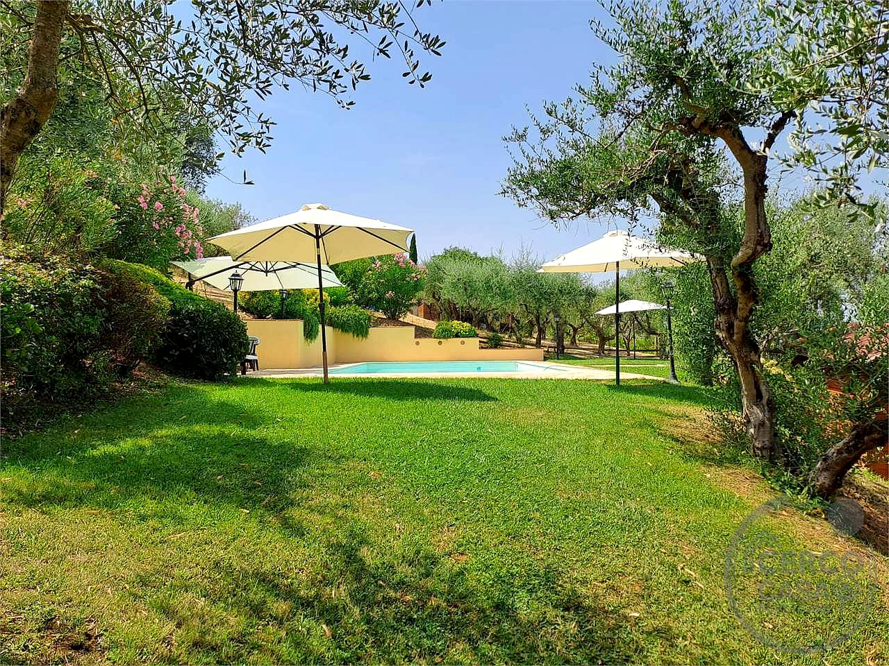 Elegante porzione di villa bifamiliare con piscina, uliveto e vista panoramica