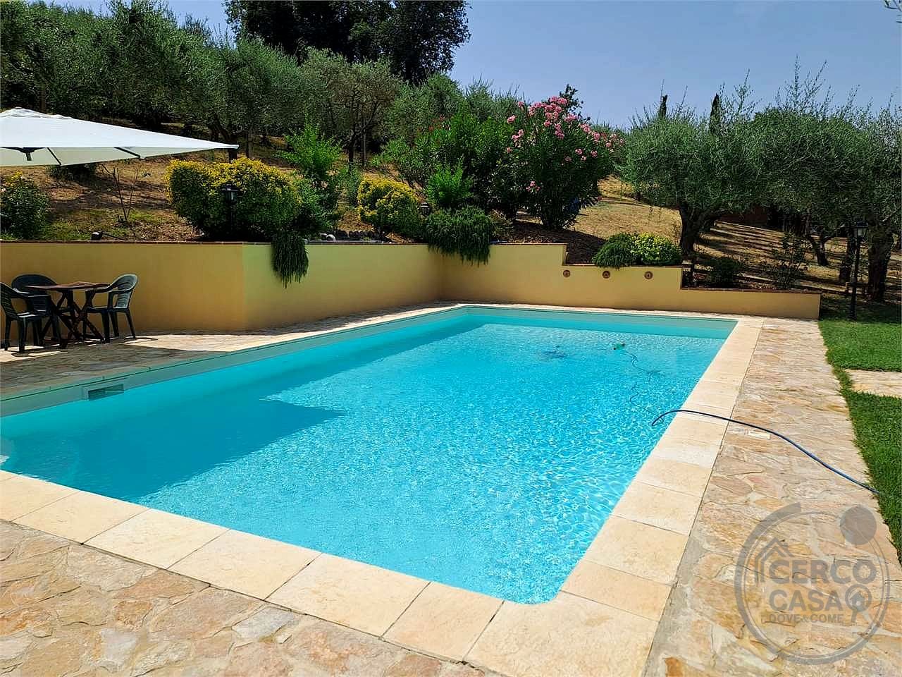Elegante porzione di villa bifamiliare con piscina, uliveto e vista panoramica