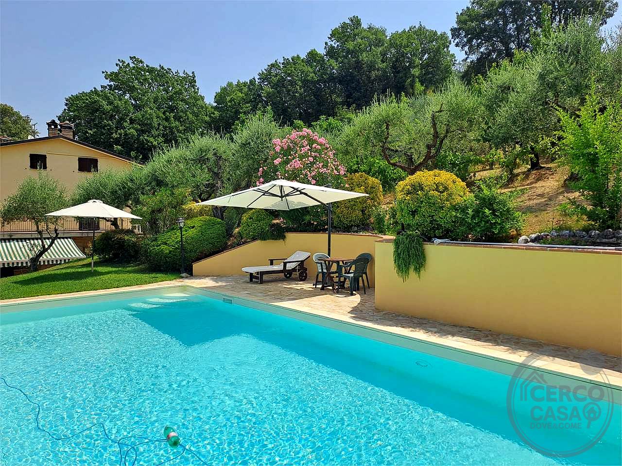 Elegante porzione di villa bifamiliare con piscina, uliveto e vista panoramica