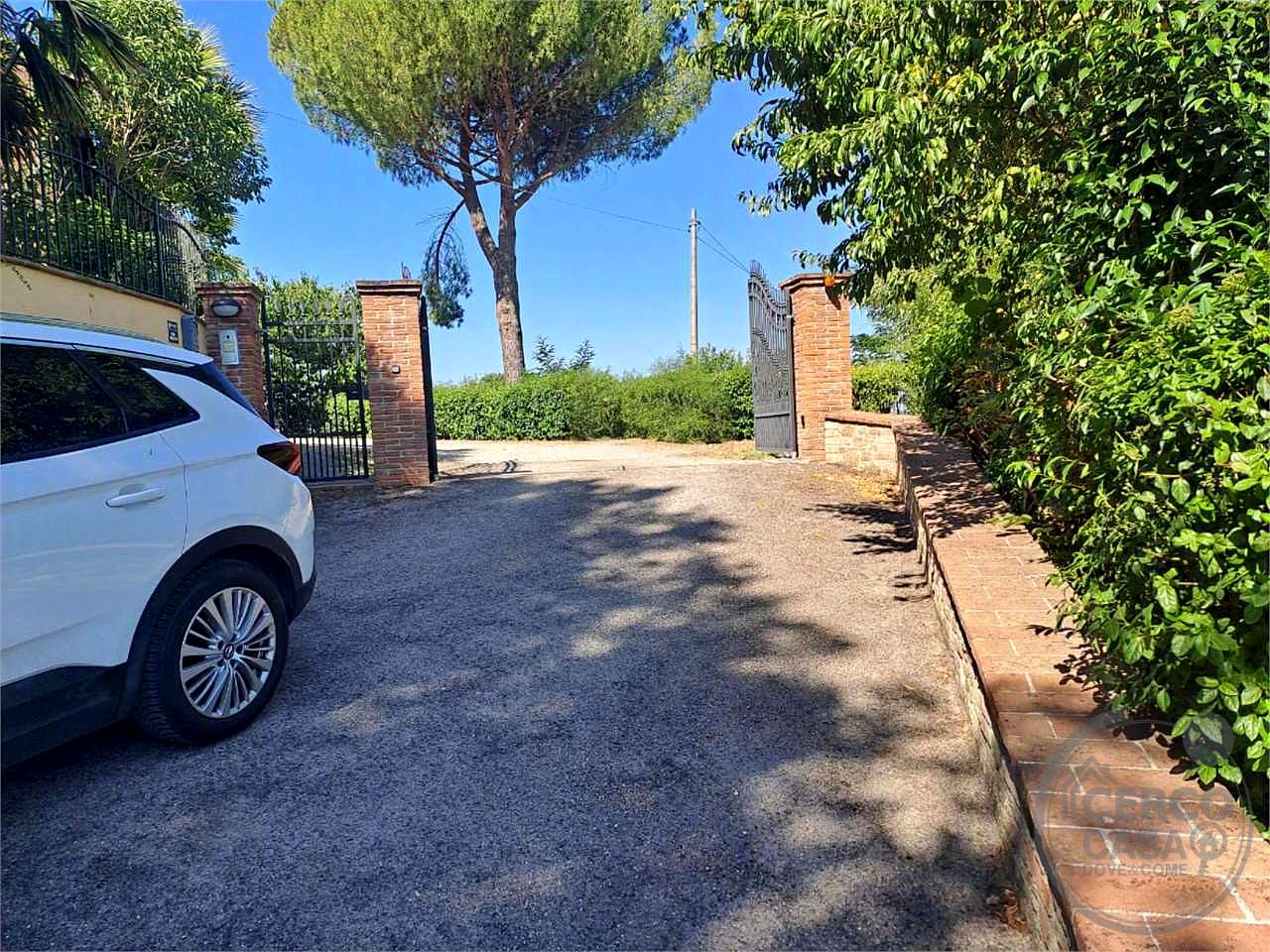 Elegante porzione di villa bifamiliare con piscina, uliveto e vista panoramica