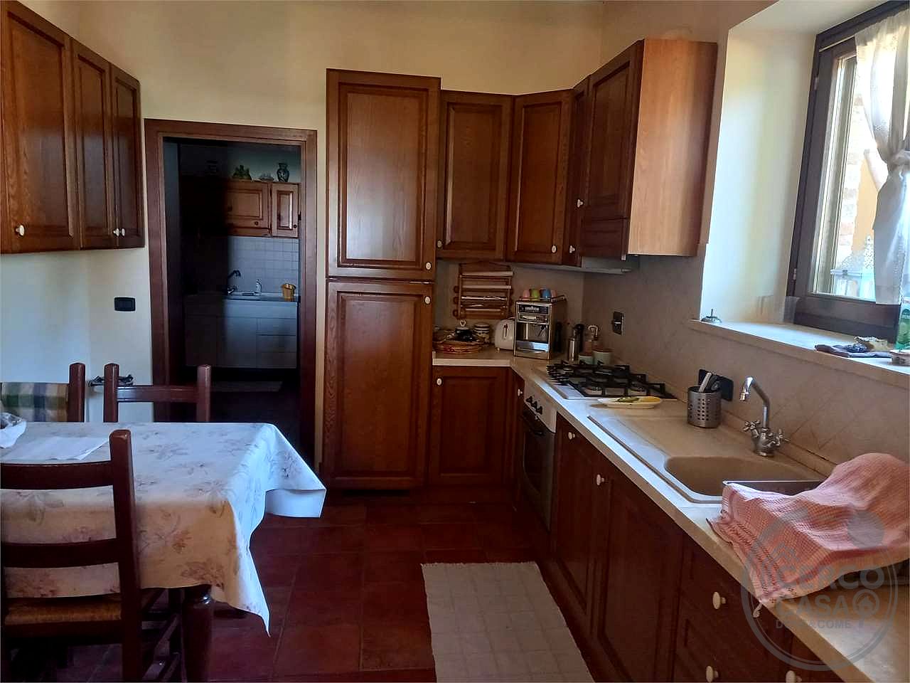 Elegante porzione di villa bifamiliare con piscina, uliveto e vista panoramica