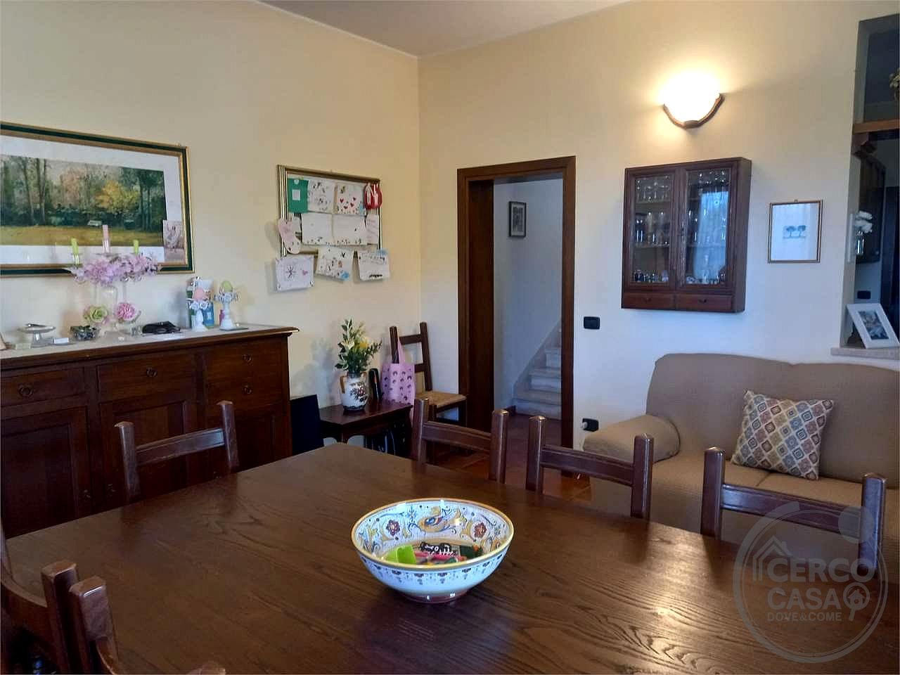 Elegante porzione di villa bifamiliare con piscina, uliveto e vista panoramica