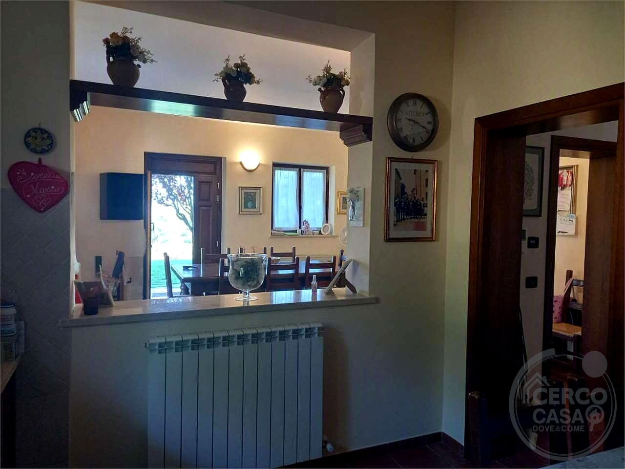 Elegante porzione di villa bifamiliare con piscina, uliveto e vista panoramica