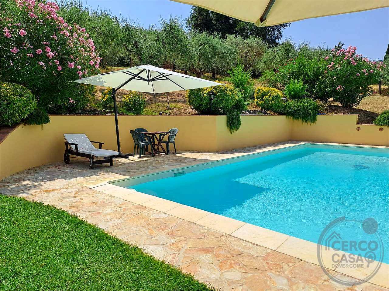 Elegante porzione di villa bifamiliare con piscina, uliveto e vista panoramica