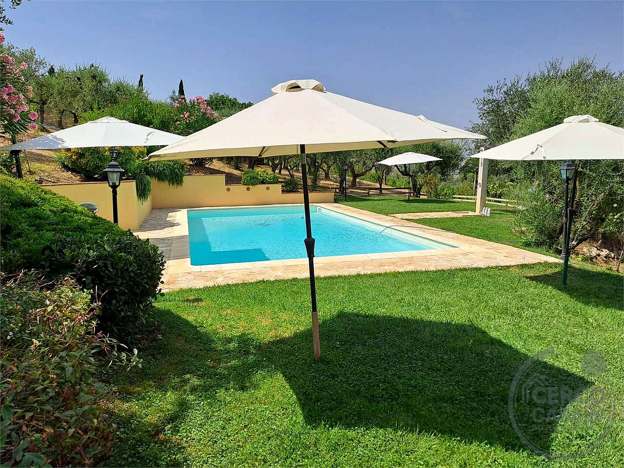 Elegante porzione di villa bifamiliare con piscina, uliveto e vista panoramica