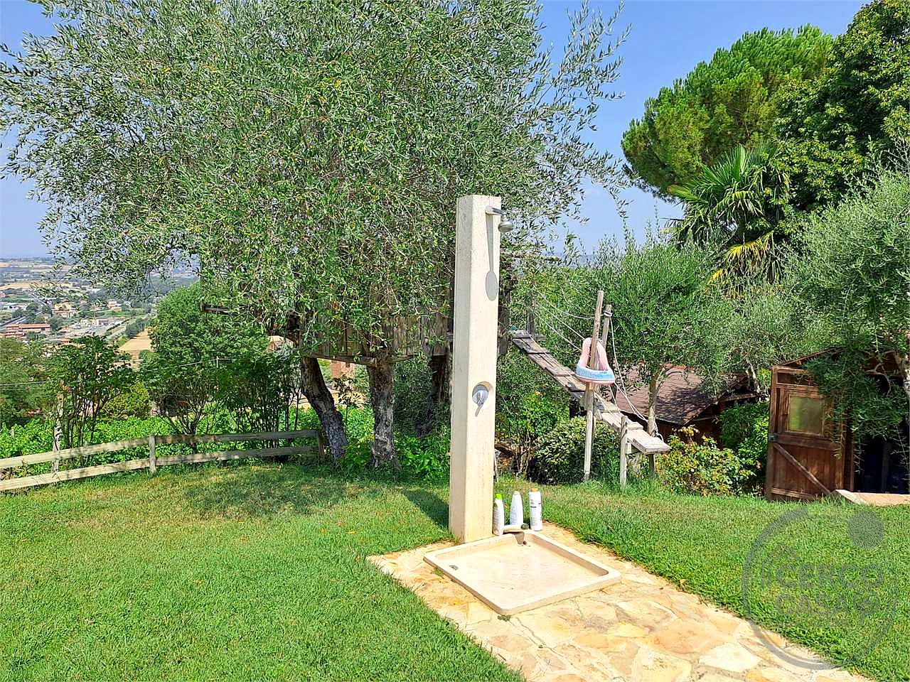 Elegante porzione di villa bifamiliare con piscina, uliveto e vista panoramica