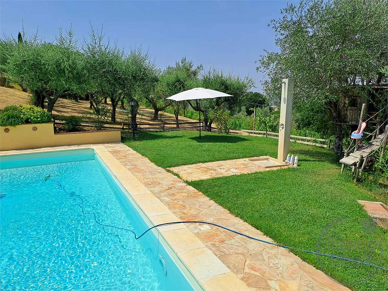 Elegante porzione di villa bifamiliare con piscina, uliveto e vista panoramica