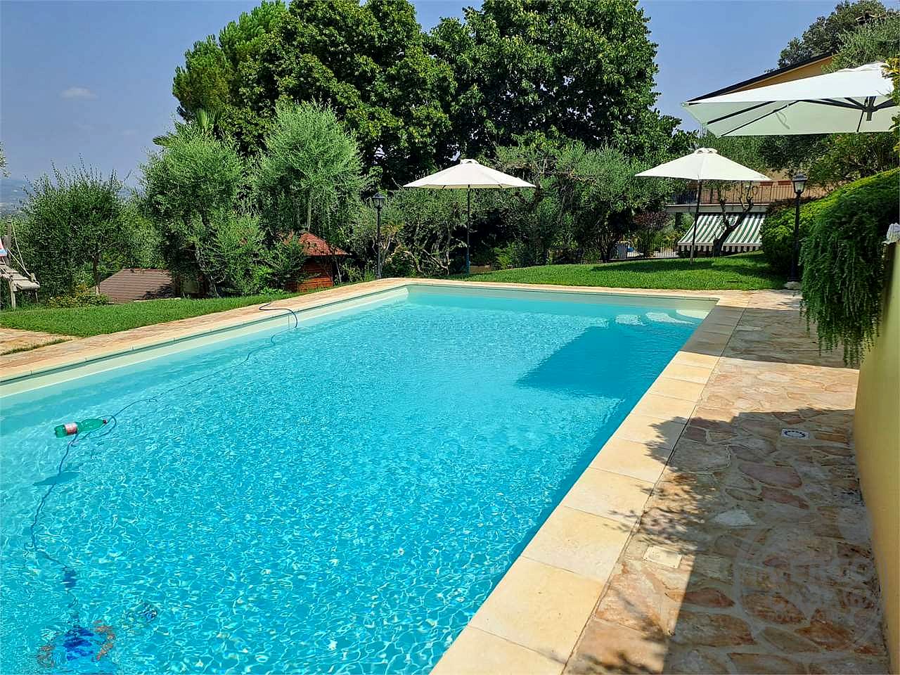 Elegante porzione di villa bifamiliare con piscina, uliveto e vista panoramica
