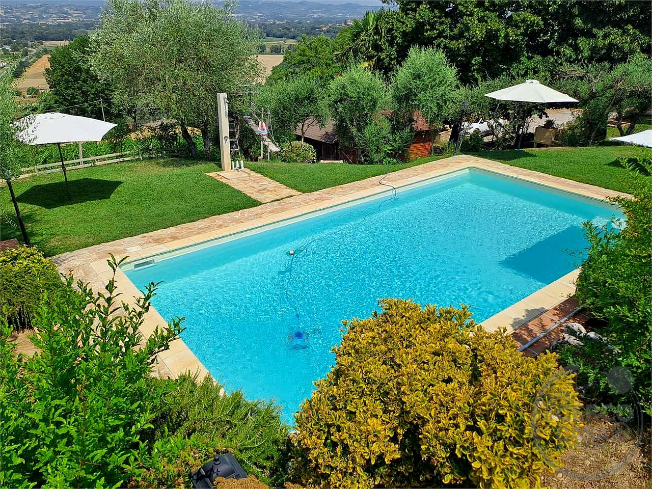 Elegante porzione di villa bifamiliare con piscina, uliveto e vista panoramica