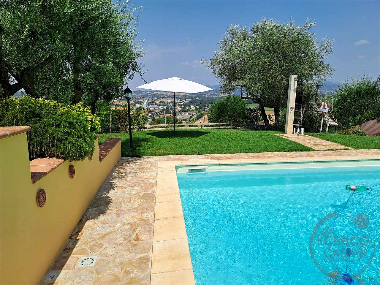 Elegante porzione di villa bifamiliare con piscina, uliveto e vista panoramica