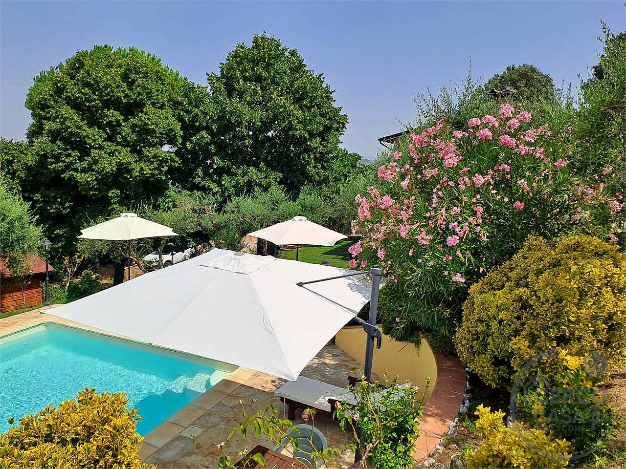 Elegante porzione di villa bifamiliare con piscina, uliveto e vista panoramica