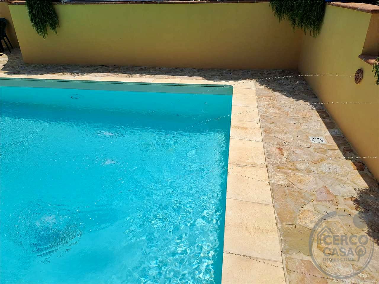 Elegante porzione di villa bifamiliare con piscina, uliveto e vista panoramica