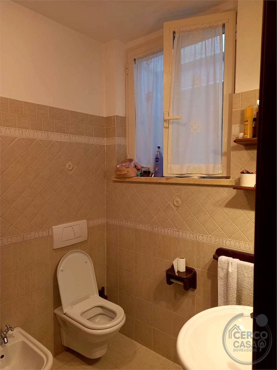 Elegante porzione di villa bifamiliare con piscina, uliveto e vista panoramica