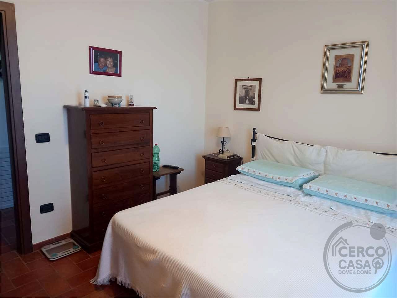 Elegante porzione di villa bifamiliare con piscina, uliveto e vista panoramica