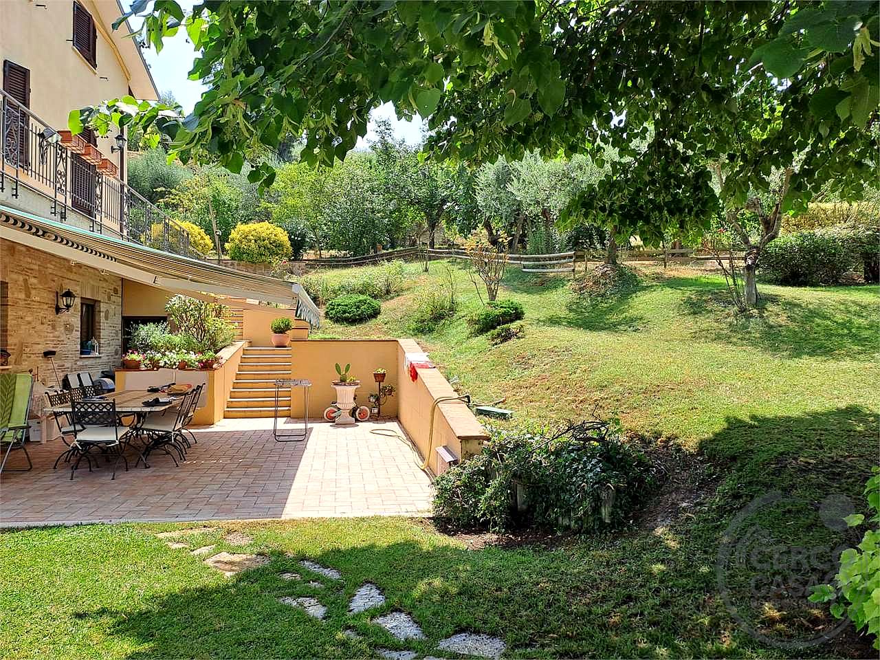 Elegante porzione di villa bifamiliare con piscina, uliveto e vista panoramica