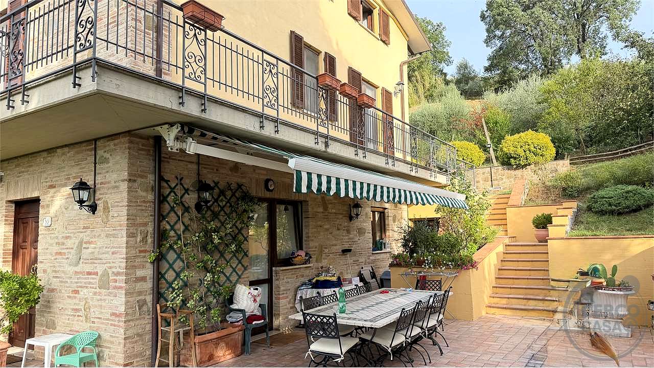 Elegante porzione di villa bifamiliare con piscina, uliveto e vista panoramica