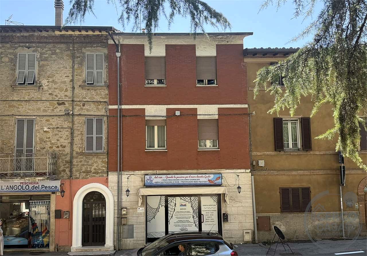 Abitazione su due livelli con soffitta e terrazzini