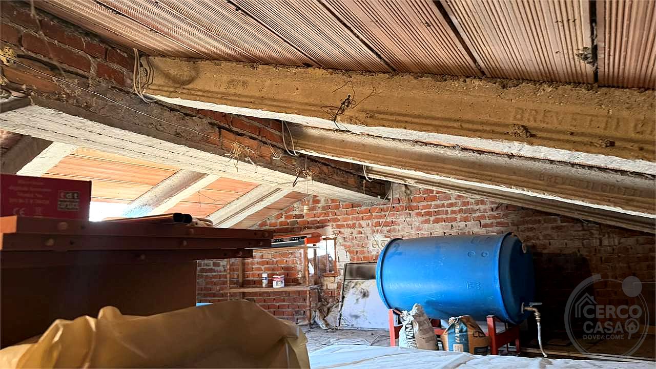Abitazione su due livelli con soffitta e terrazzini